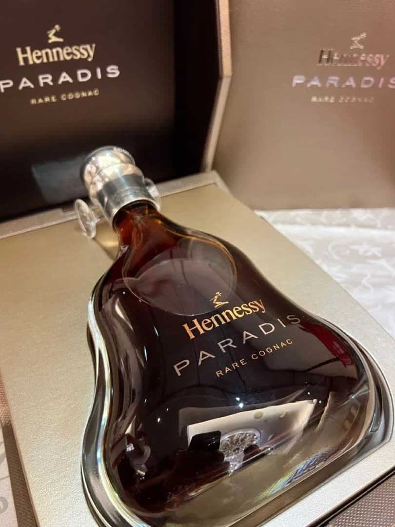 Hennessy Paradis decanter seen from above in its case